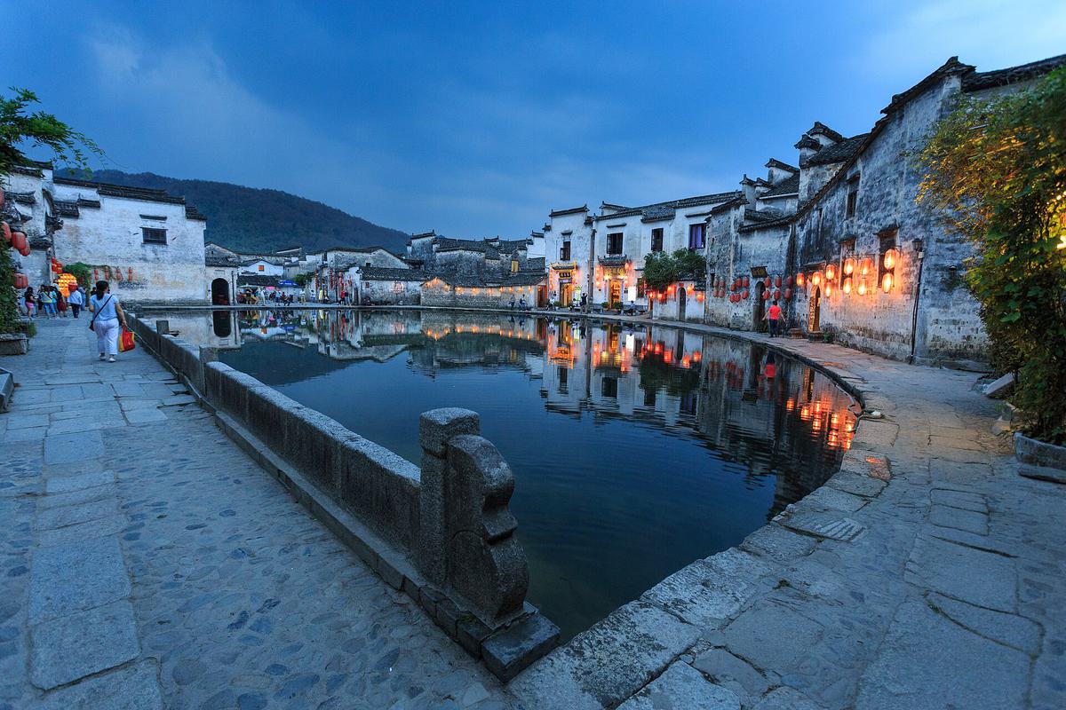 The whitewashed houses of Hongcun reflected in the Moon Pond at dusk